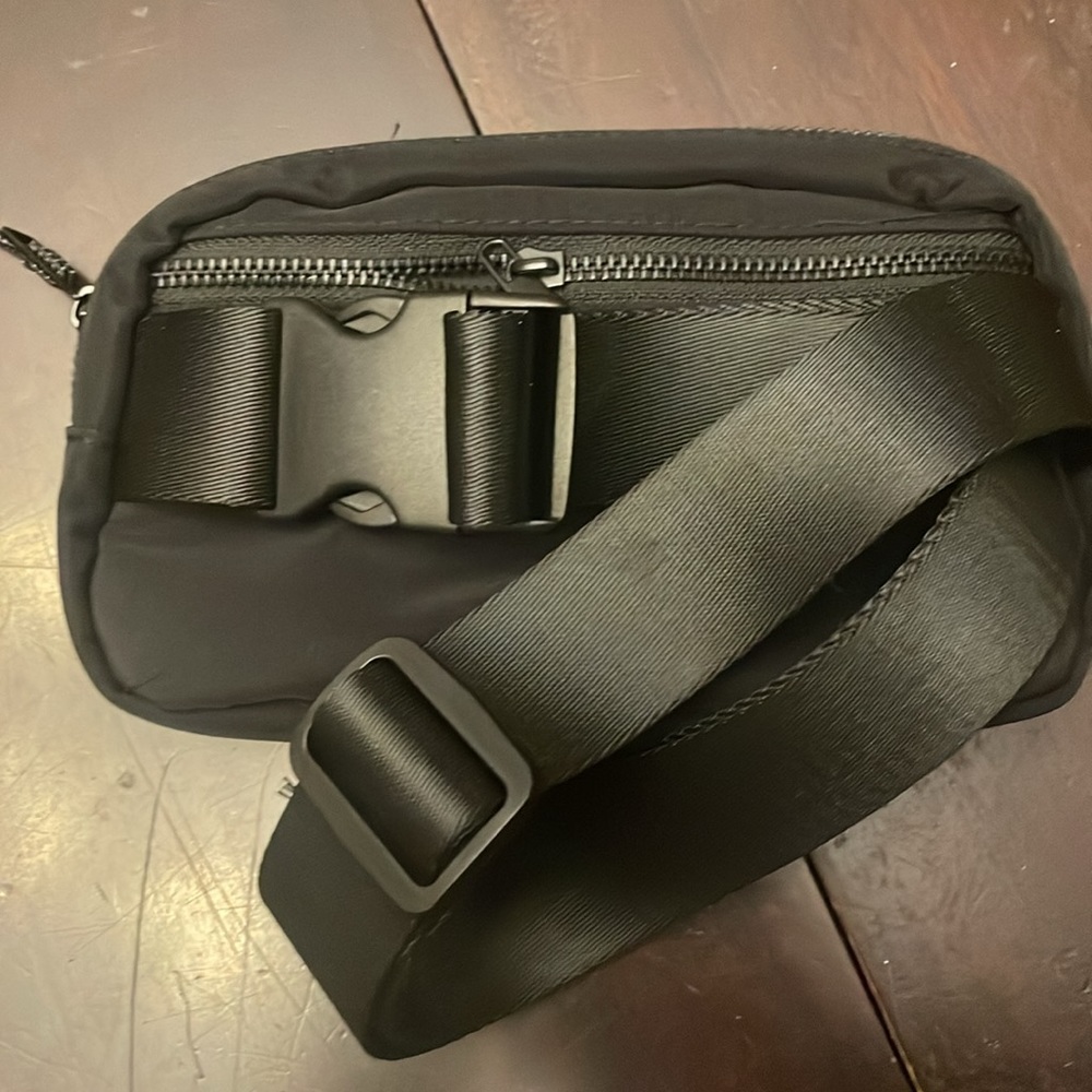 NWOT Victoria’s Secret belted bag - Picture 5 of 5